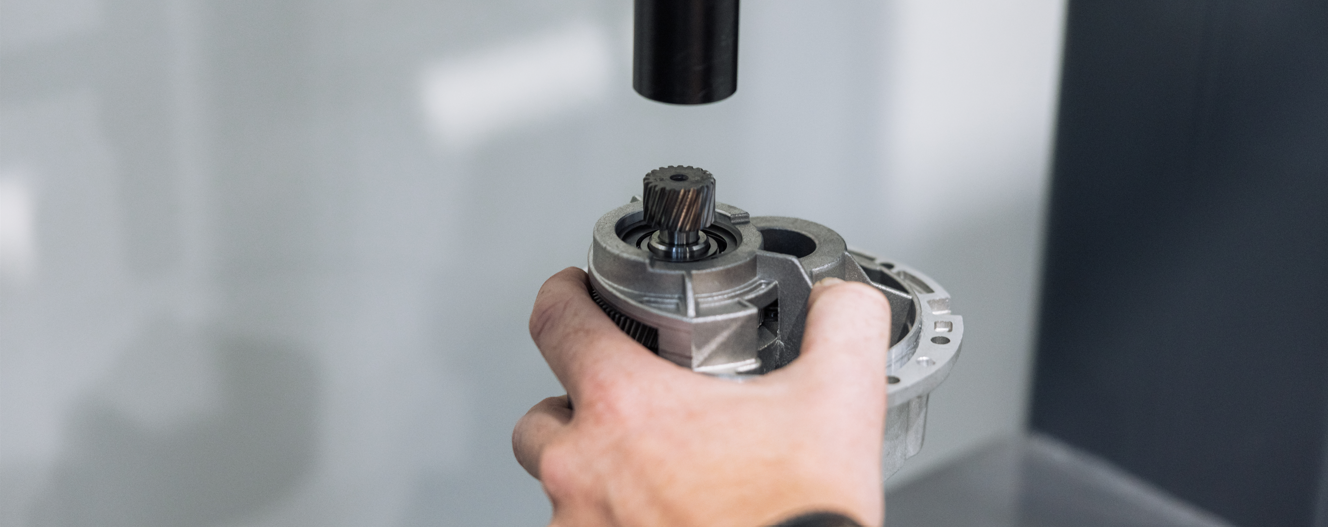 Bewerking of assemblagehandeling aan een tandwielcomponent, behorend tot een kegelwielreductor of een andere precisie-aandrijving.