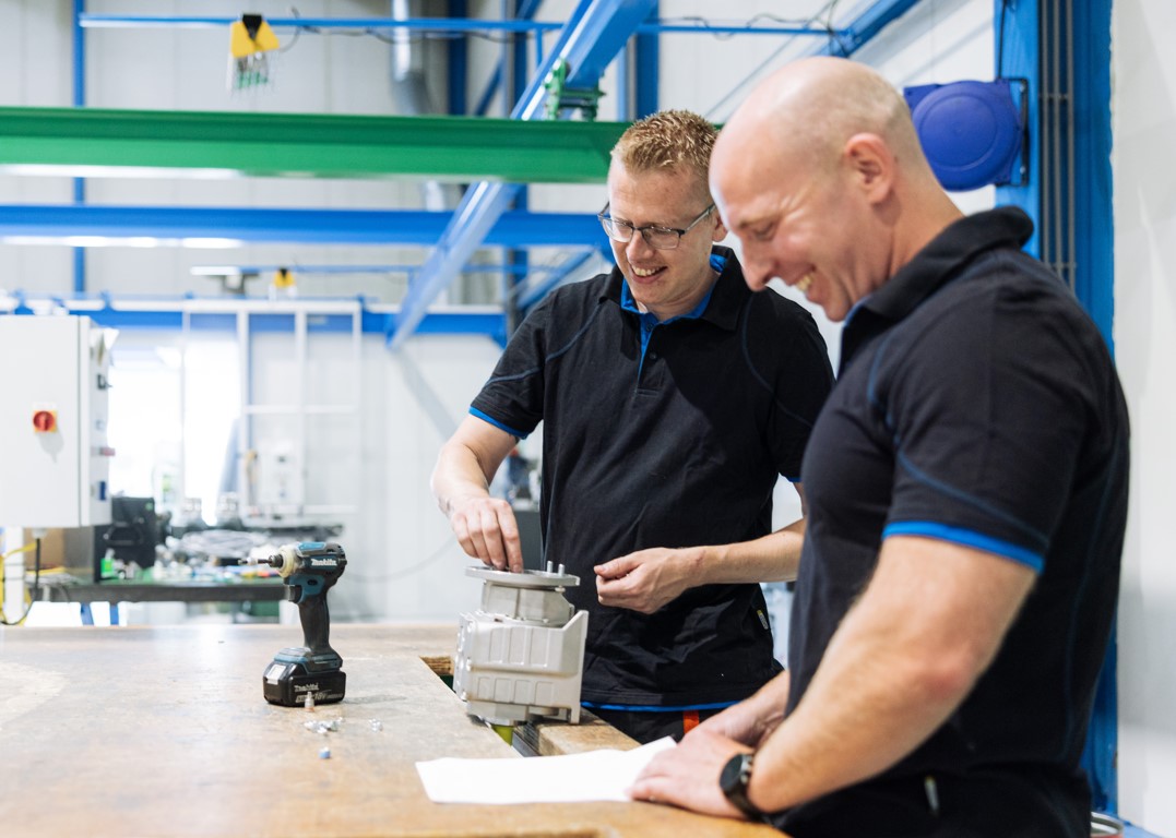 Medewerkers Overveld techniek zetten iets in elkaar
