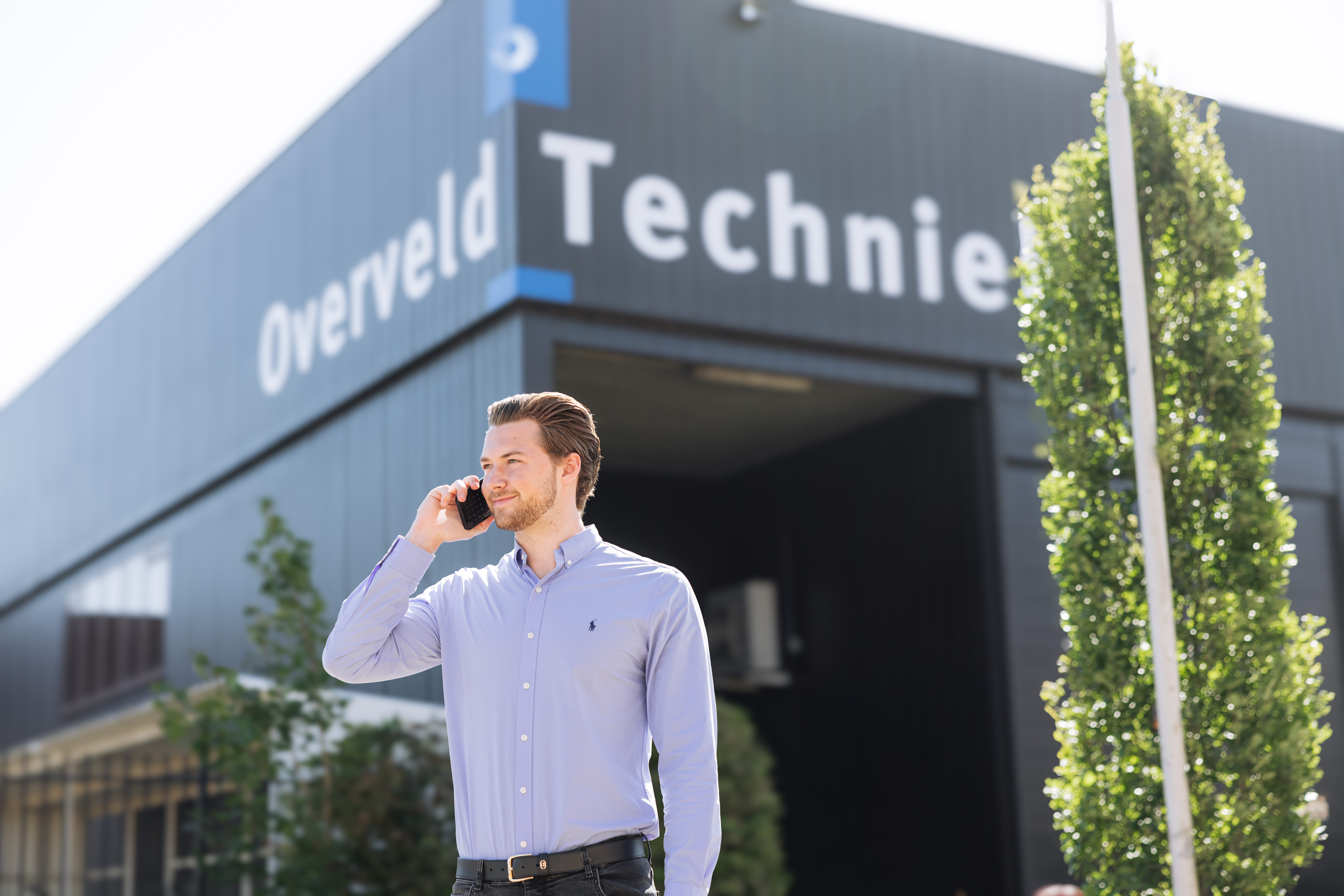 Medewerker Overveld techniek belt voor bedrijfspand