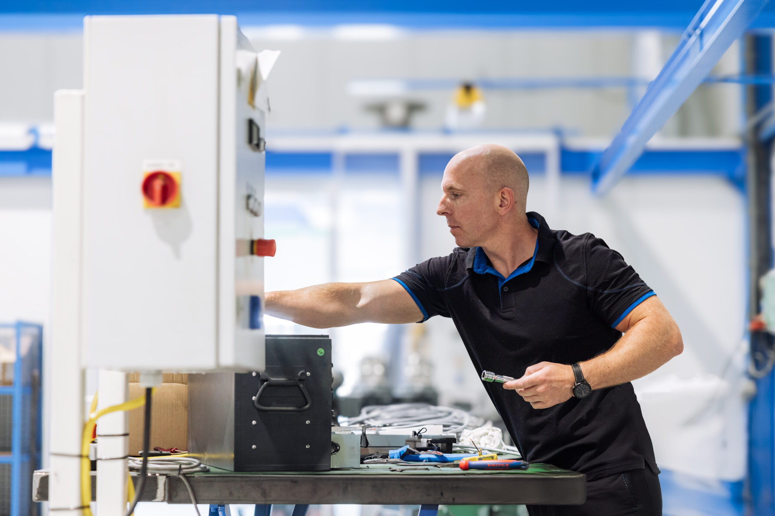 Medewerker Overveld techniek aan het werk
