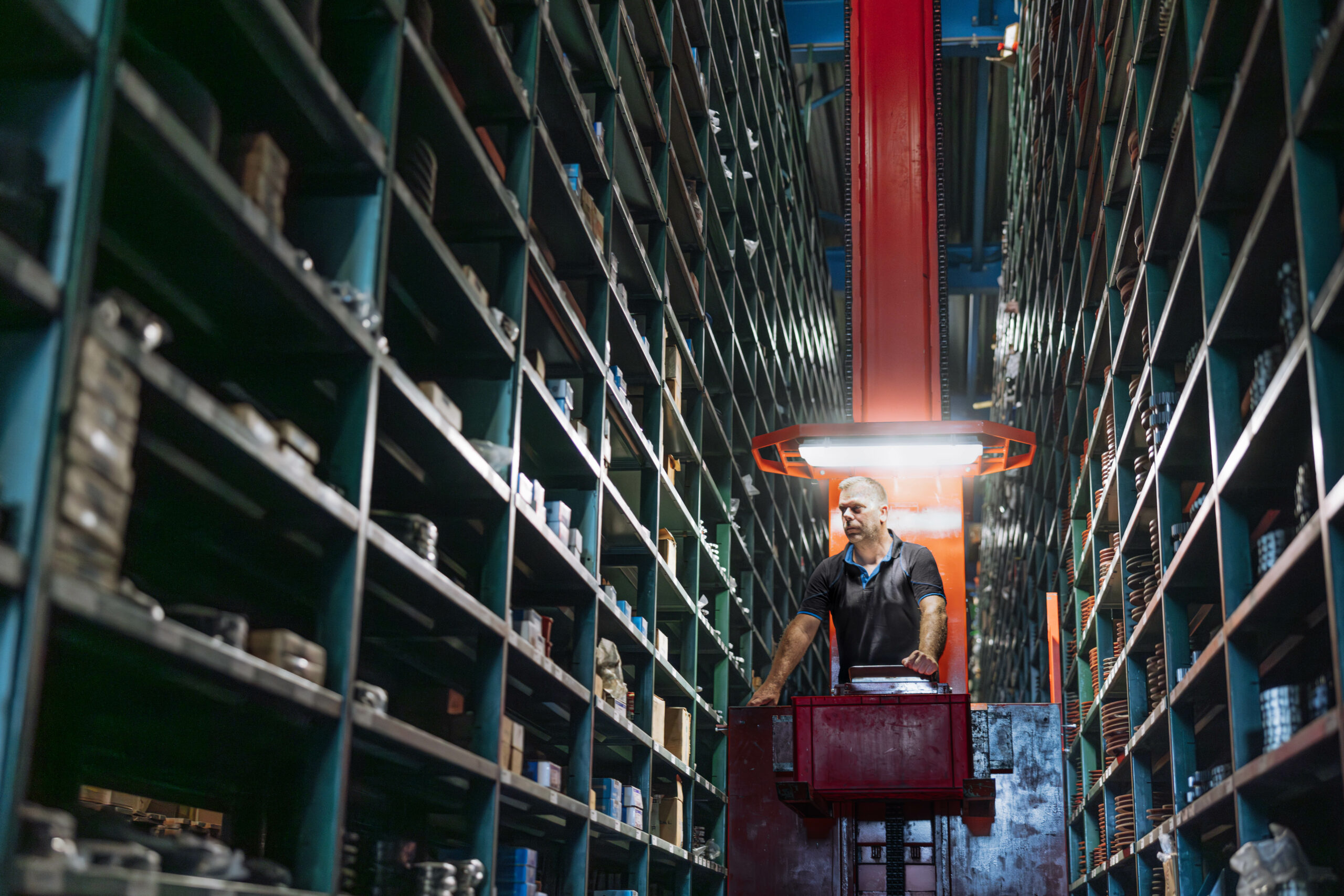 Medewerker Overveld techniek in magazijn