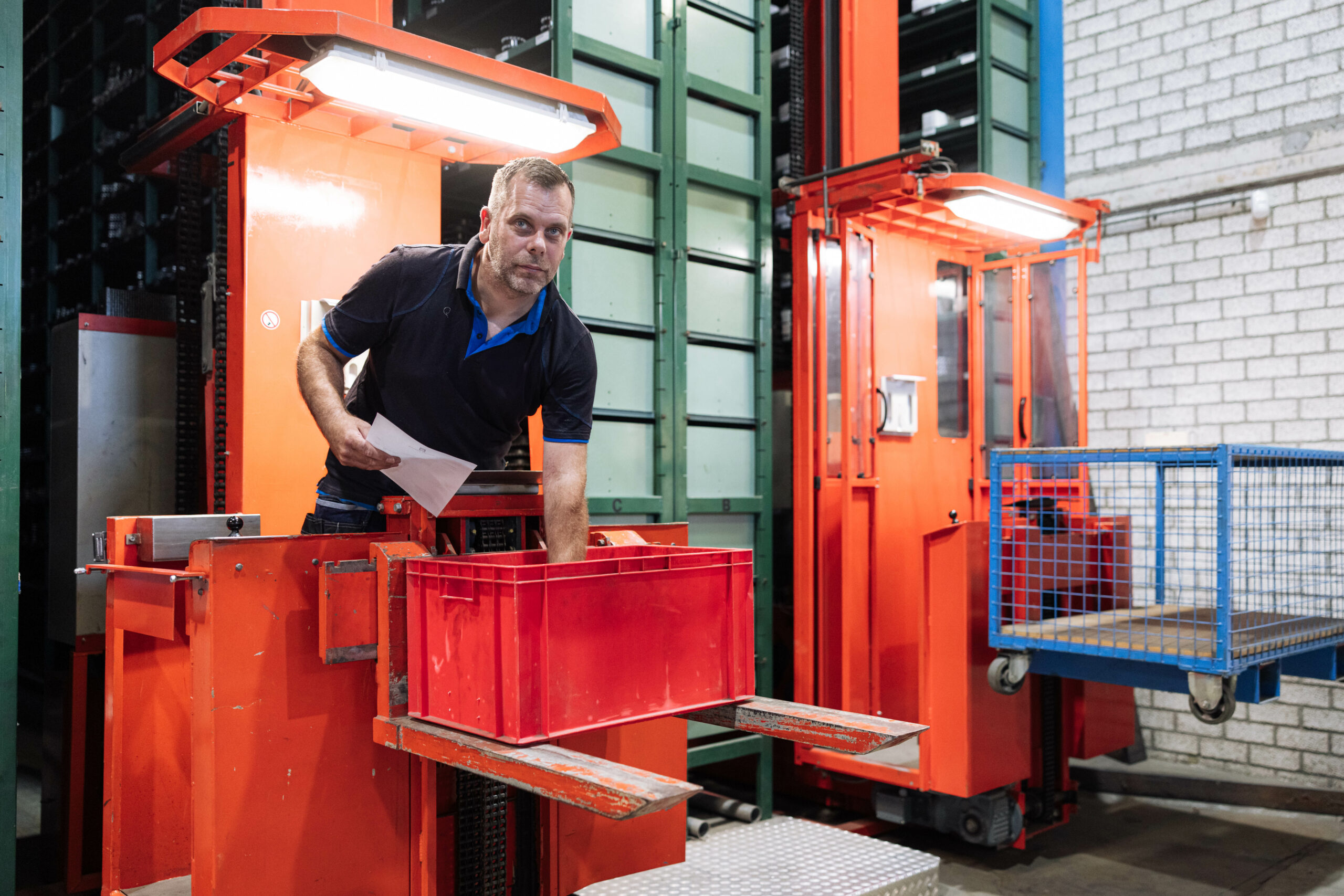 Medewerker Overveld techniek in automatisch verticaal opslagsysteem