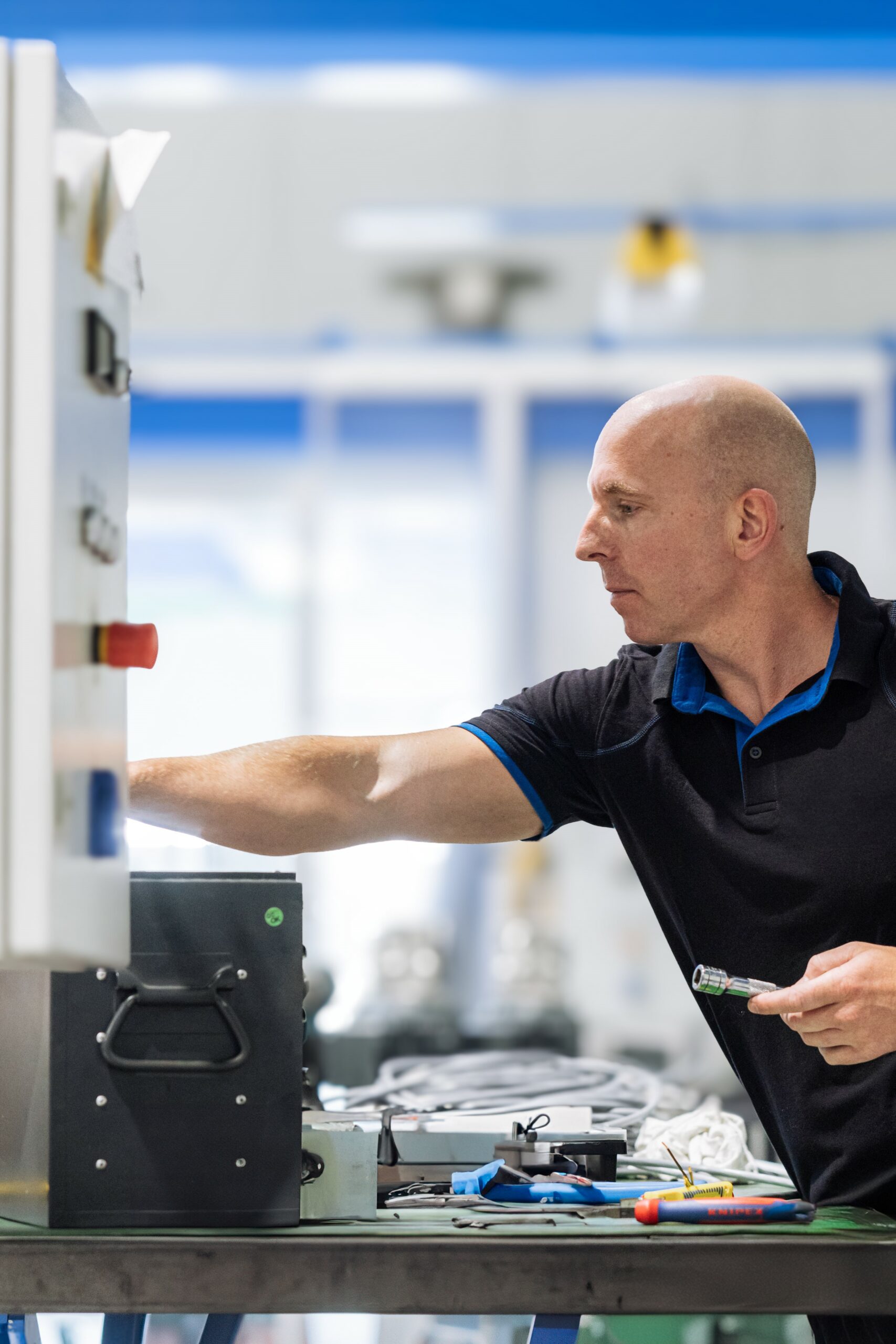medewerker Overveld techniek bezig met werkzaamheden